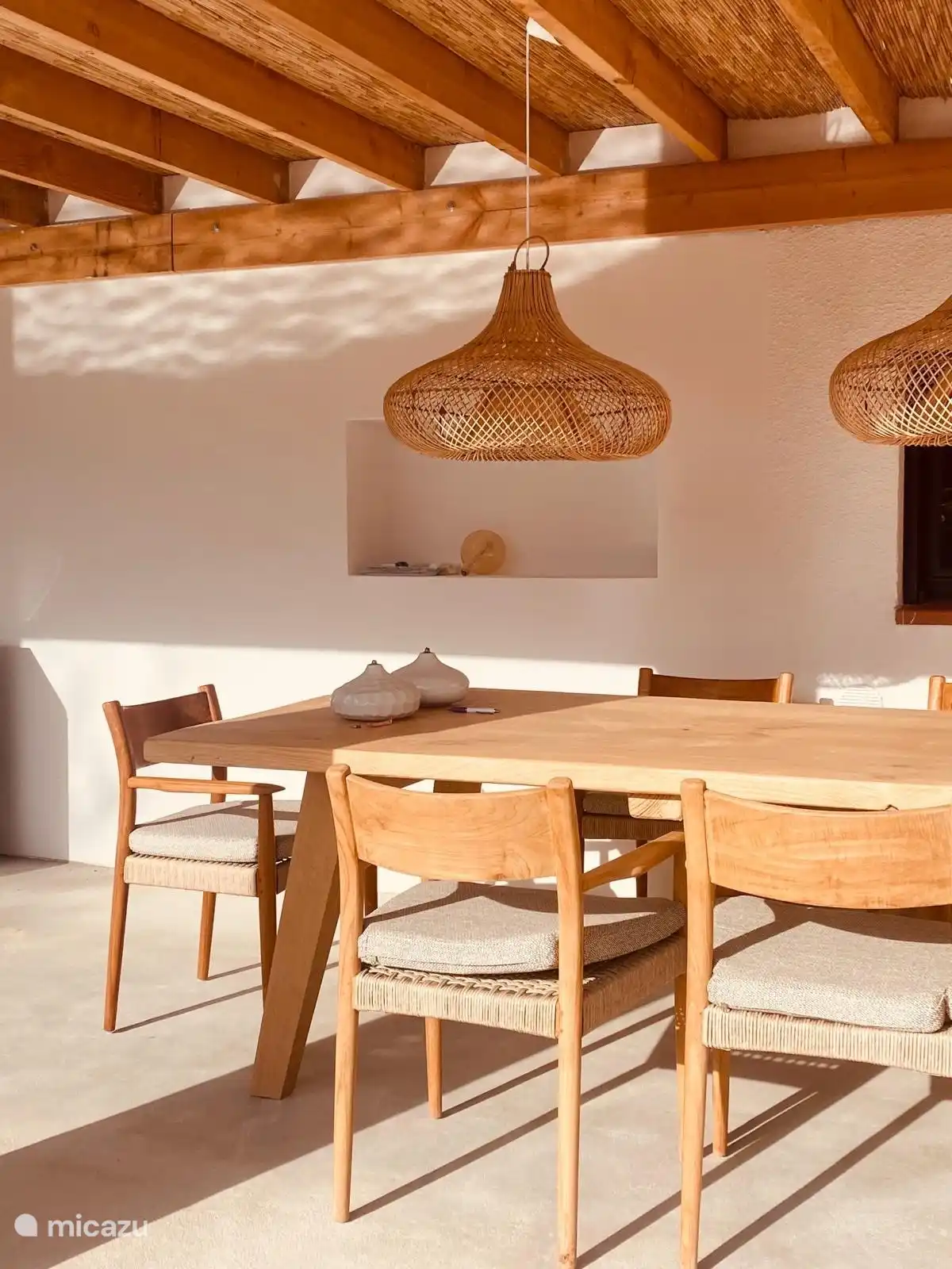 Heerlijk genieten onder onze mooie veranda met BBQ en grote eettafel.
