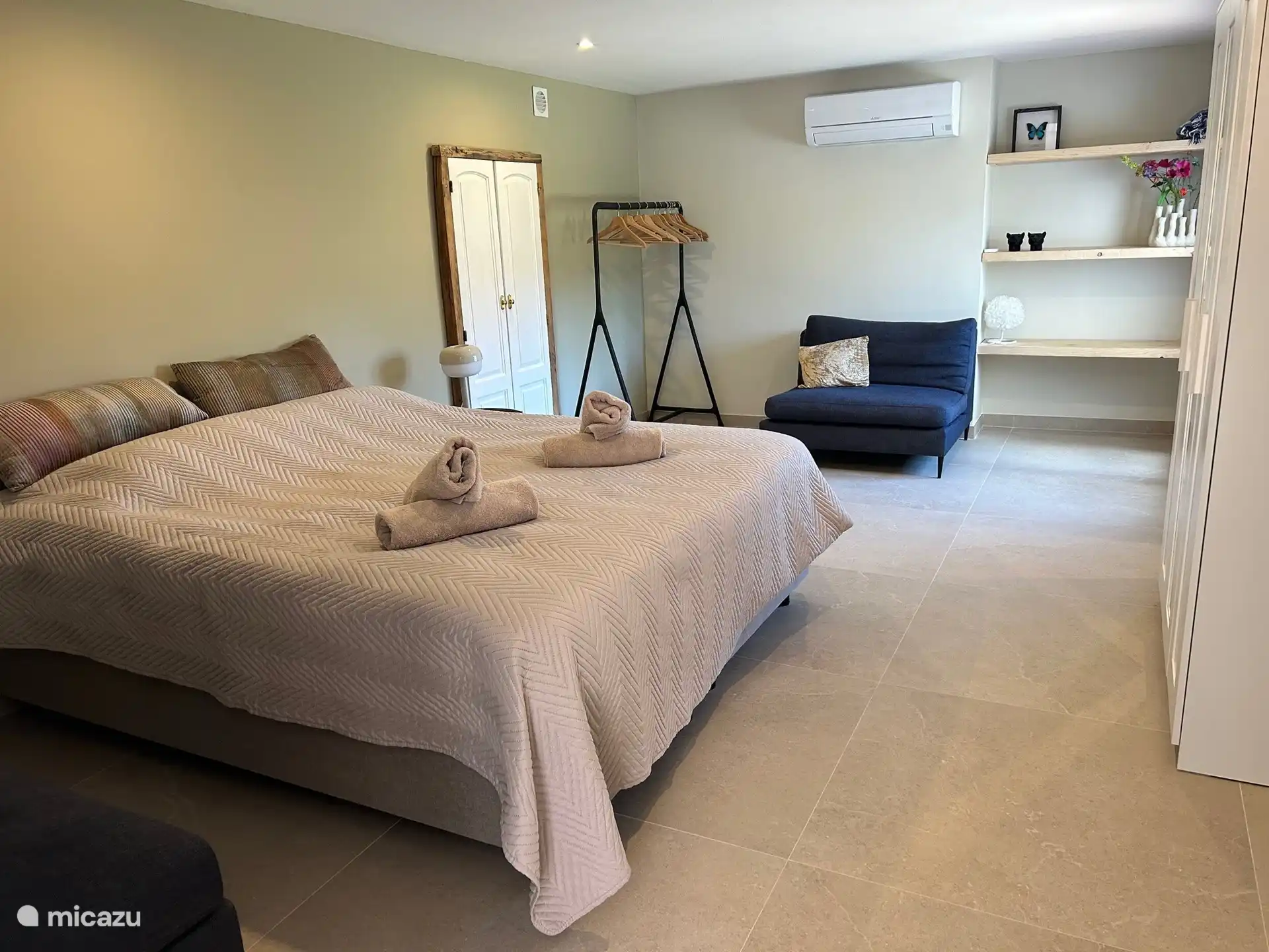 Fijne grote slaapkamer met voldoende kastruimte.
