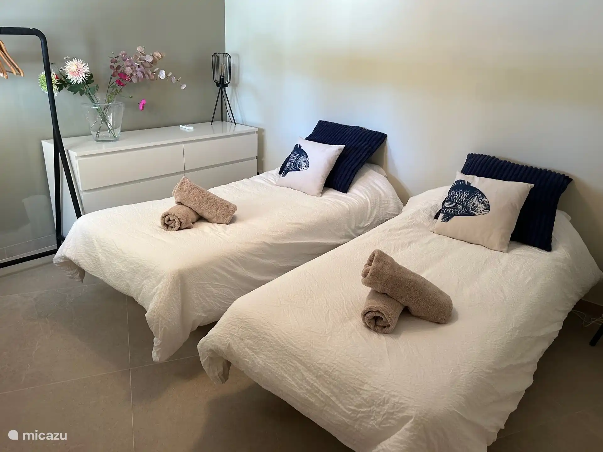 Fijne kamer met 2 losse bedden en airco, ladenkast en kleidingrek.