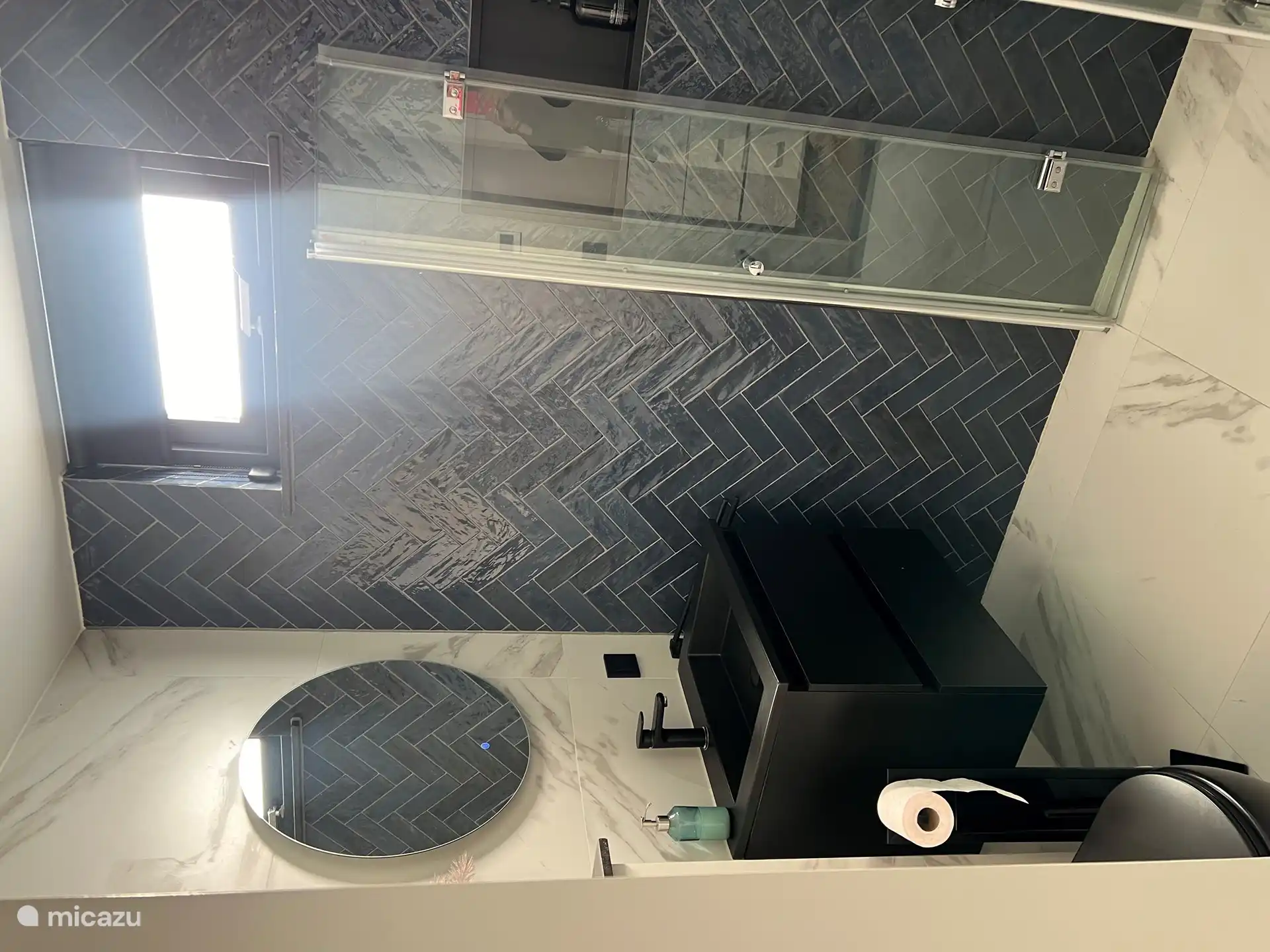 Luxurious and modern bathroom 