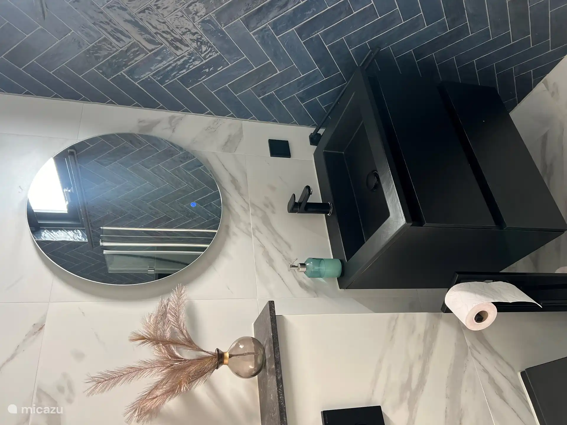 Luxurious and modern bathroom 