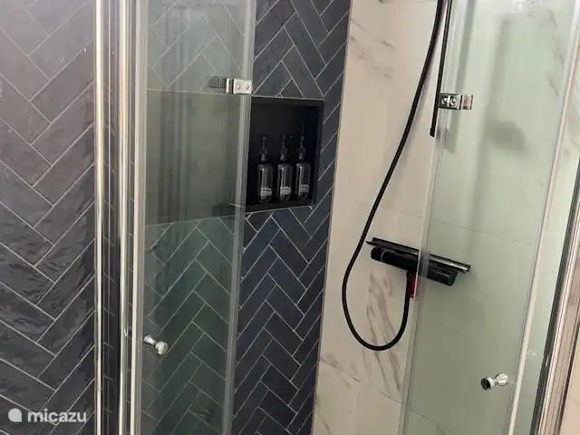 Location de Vacances Pays-Bas, Hollande du Nord, Velsen, tiny house - Modern & Cozy Tiny House Salle de bain luxueuse et moderne