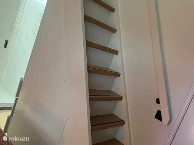 Location de Vacances Pays-Bas, Hollande du Nord, Velsen, tiny house - Modern & Cozy Tiny House Escalier dans la chambre à coucher vers la mezzanine au 1er étage