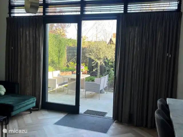 Location de Vacances Pays-Bas, Hollande du Nord, Velsen, tiny house - Modern & Cozy Tiny House Belles portes coulissantes du salon à la terrasse