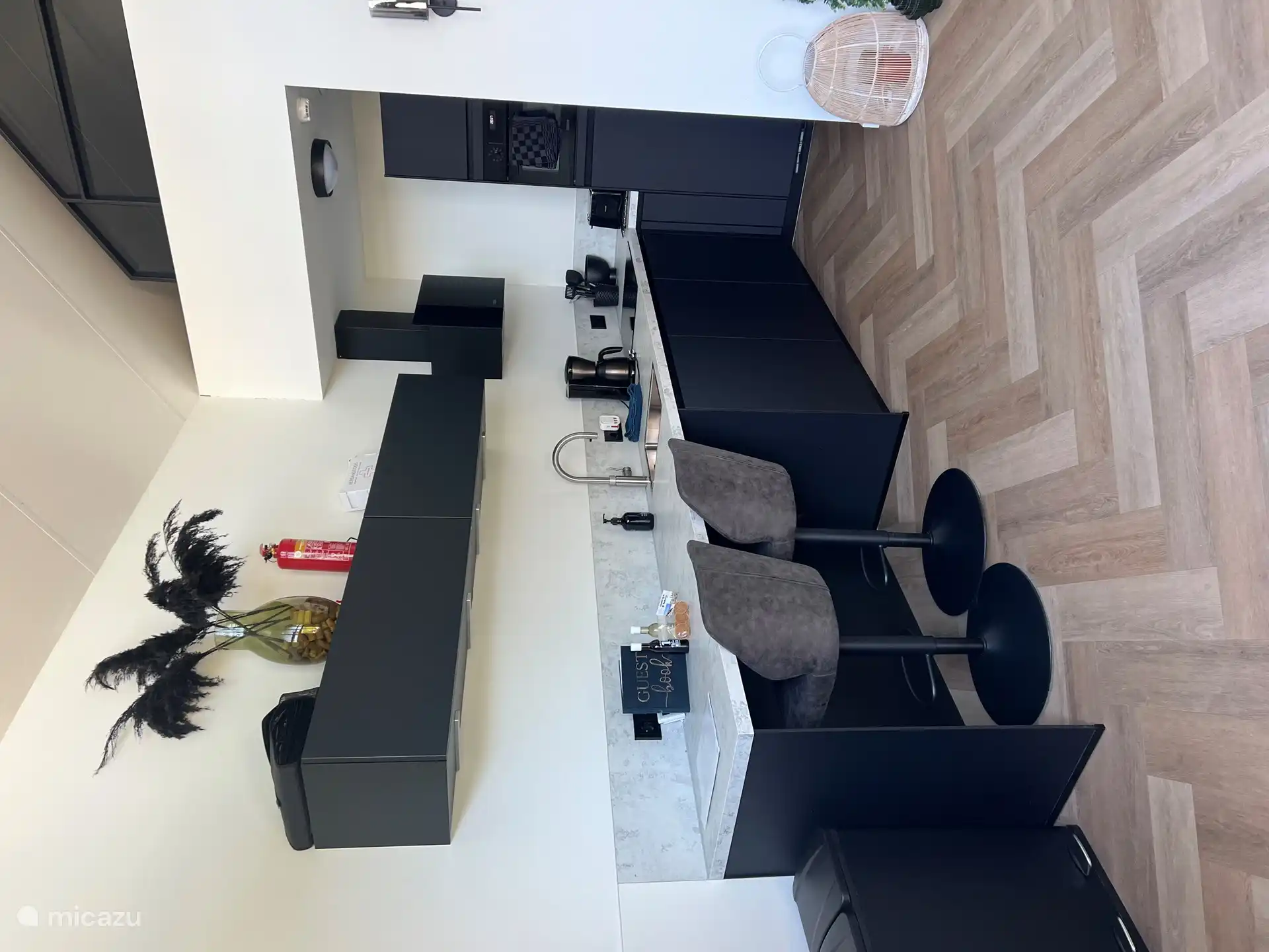 Luxurious open kitchen which is fully equipped. Fridge-freezer, combi oven, quooker, coffee machine, induction cooking 