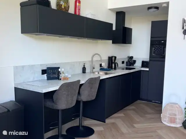 Location de Vacances Pays-Bas, Hollande du Nord, Velsen, tiny house - Modern & Cozy Tiny House Luxueuse cuisine ouverte entièrement équipée. Réfrigérateur-congélateur, four mixte, quooker, machine à café, cuisson à induction