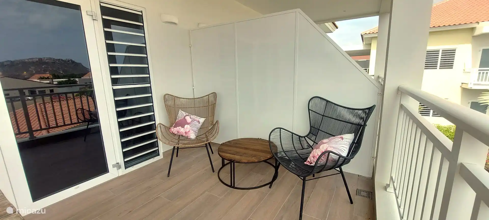 2 Liegesessel auf der Terrasse