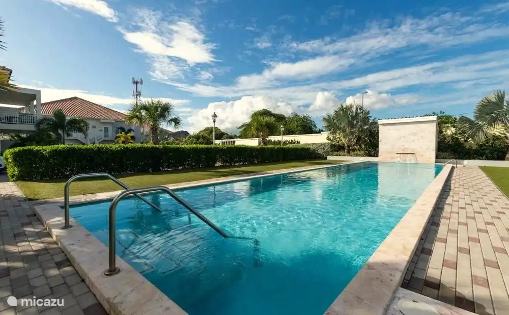 Großer Gemeinschaftspool, perfekt zum Bahnenschwimmen!