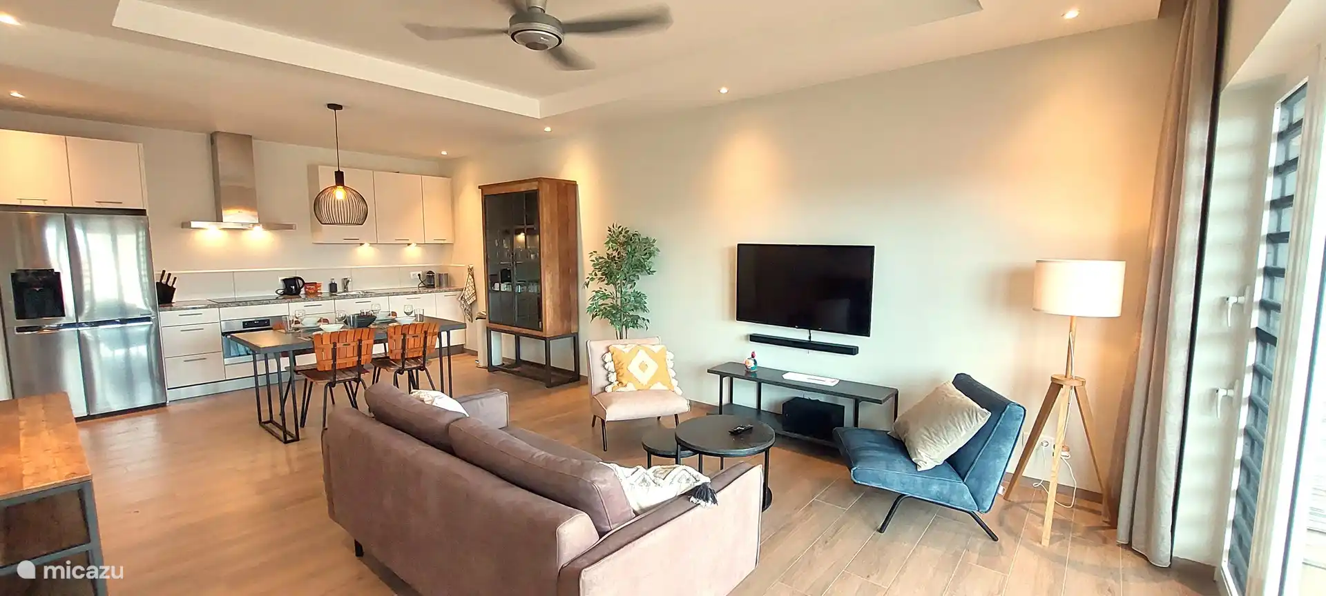 Wohnzimmer mit Klimaanlage, Deckenventilator, Soundbar und TV (einschließlich aller niederländischen Kanäle)