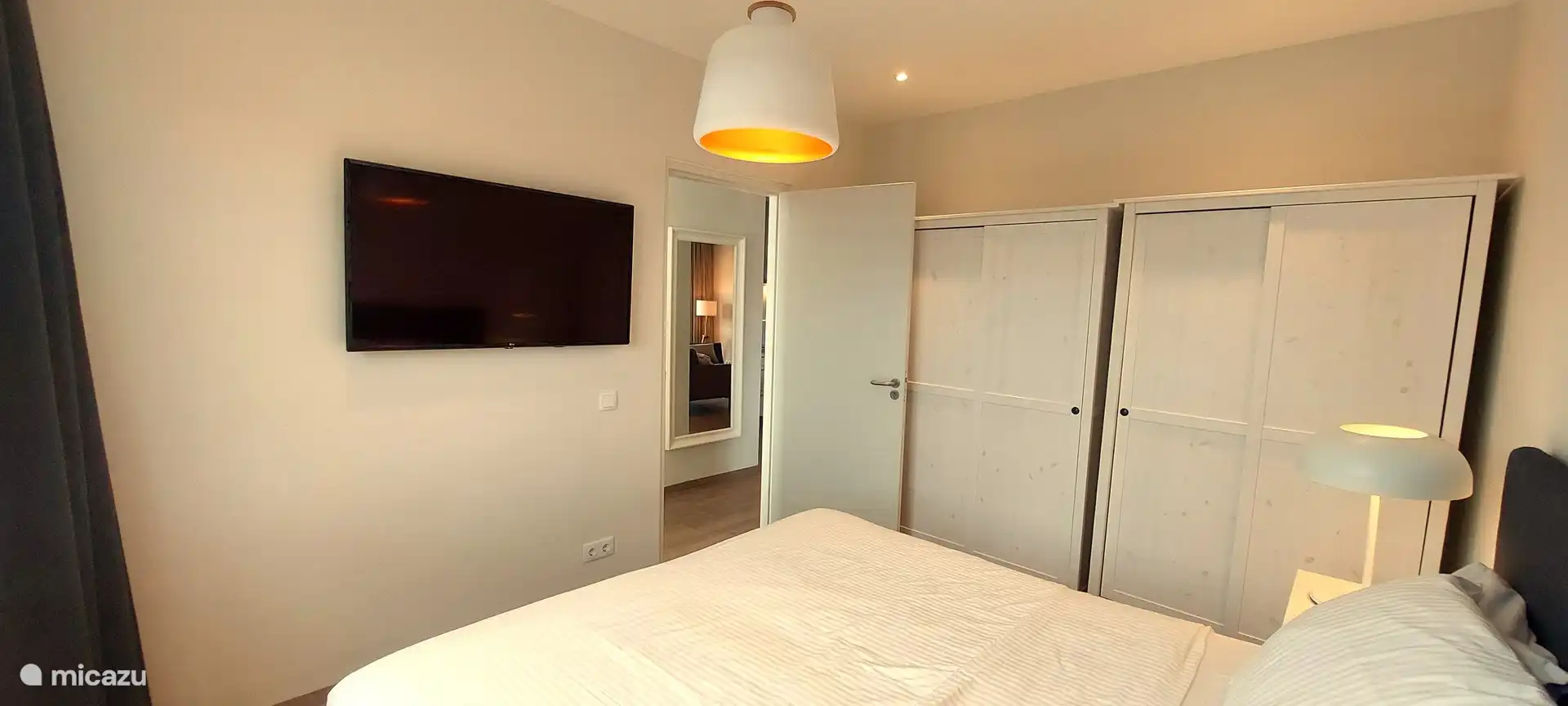 Hauptschlafzimmer mit Smart-TV und viel Stauraum