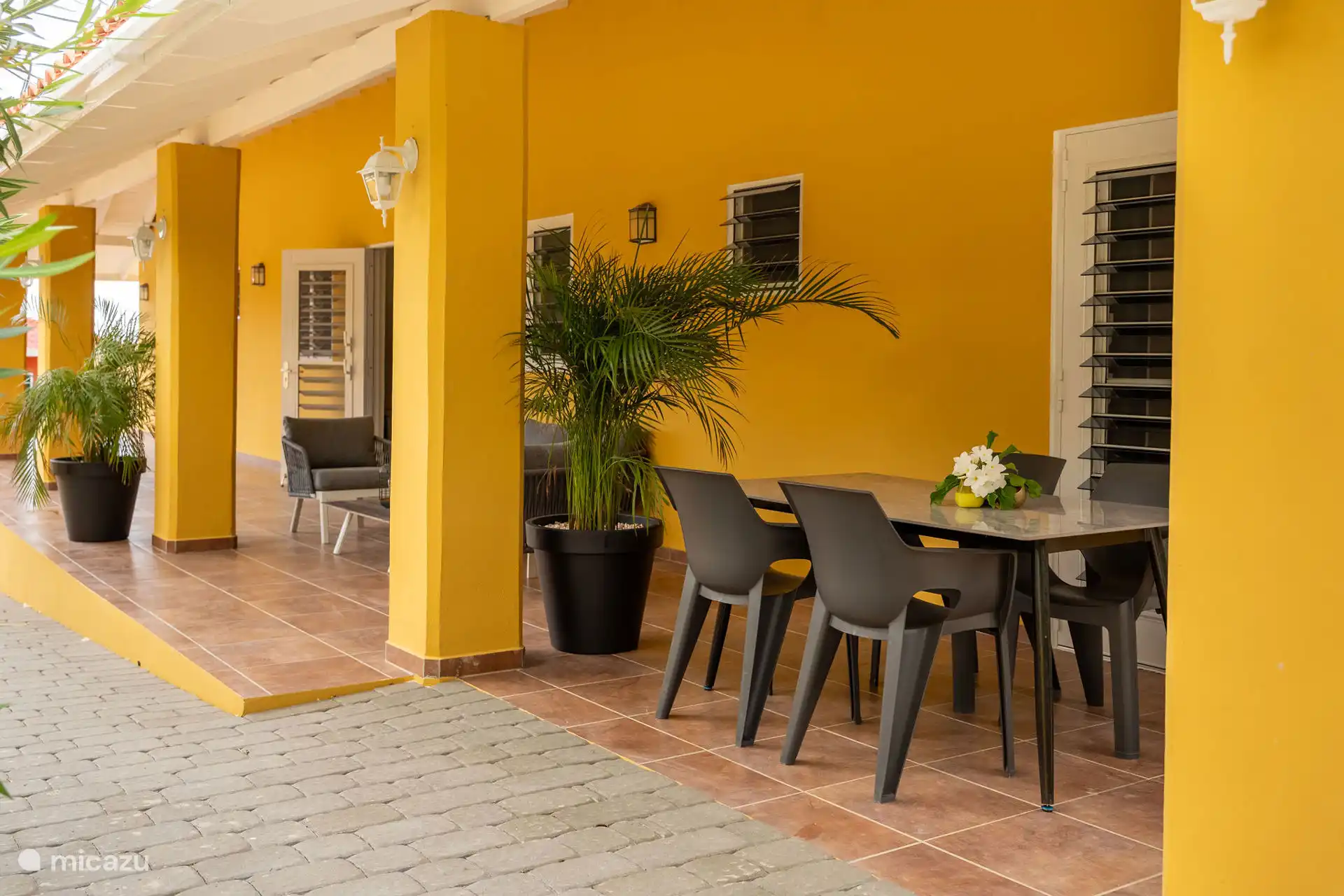 Geräumige Veranda an der Vorderseite des Hauses.