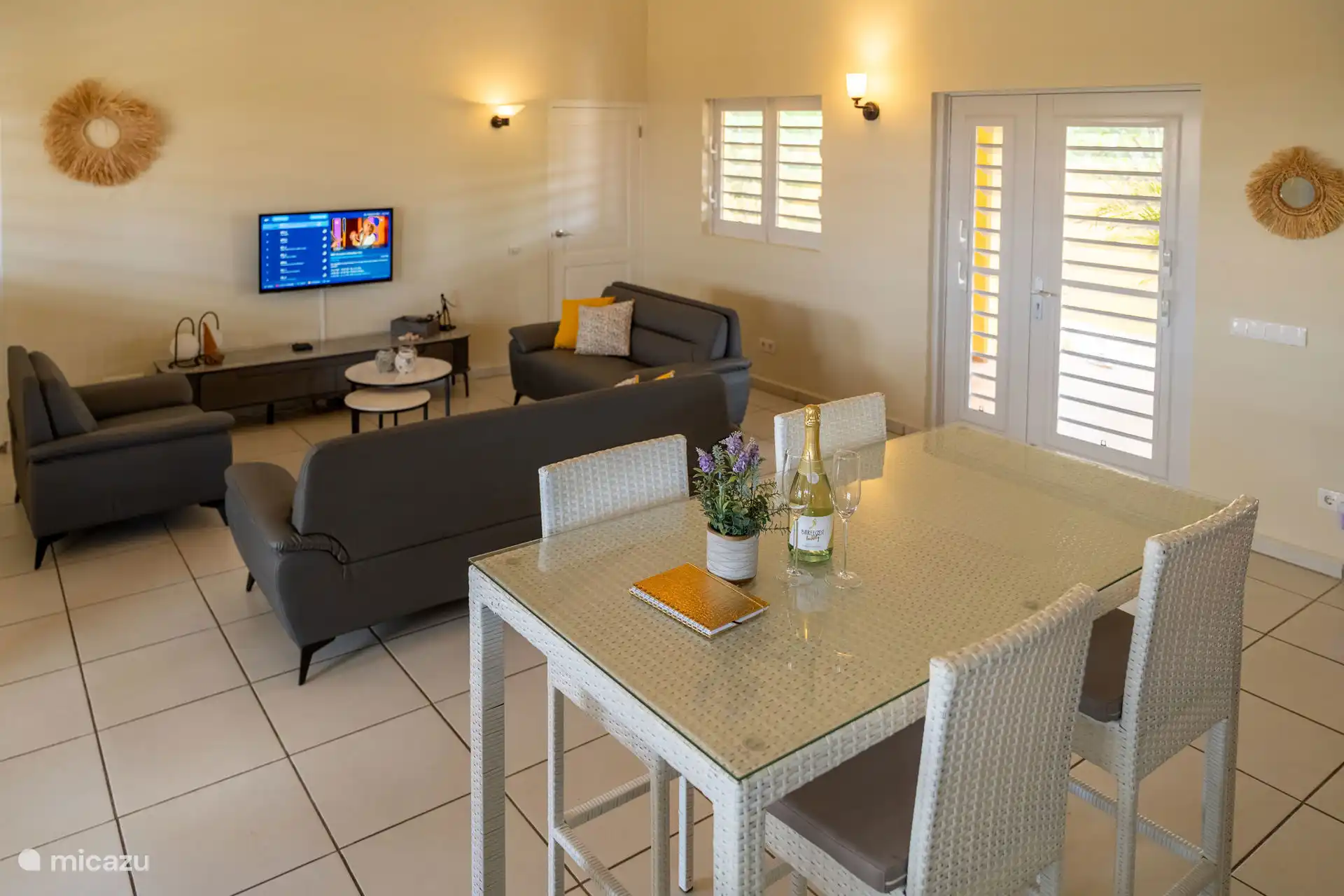 Geräumiges Wohnzimmer mit offener Küche.