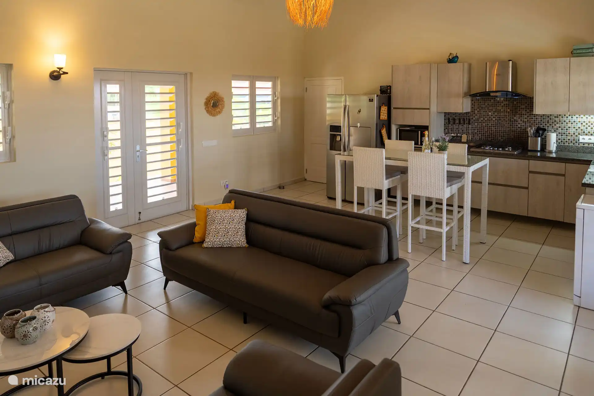 Geräumiges Wohnzimmer mit offener Küche.