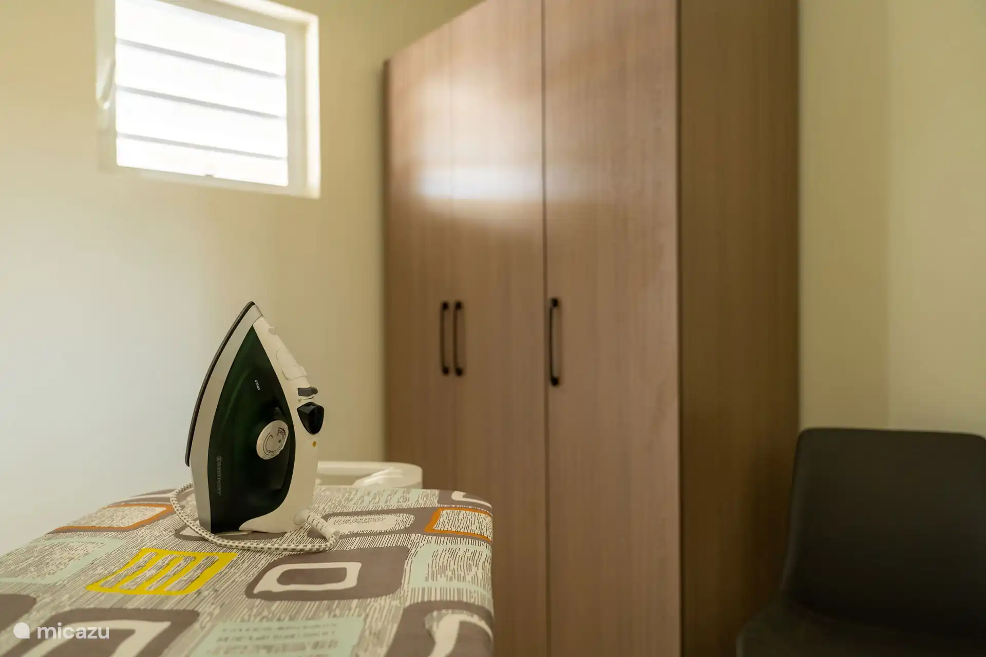 Geräumiger begehbarer Kleiderschrank.