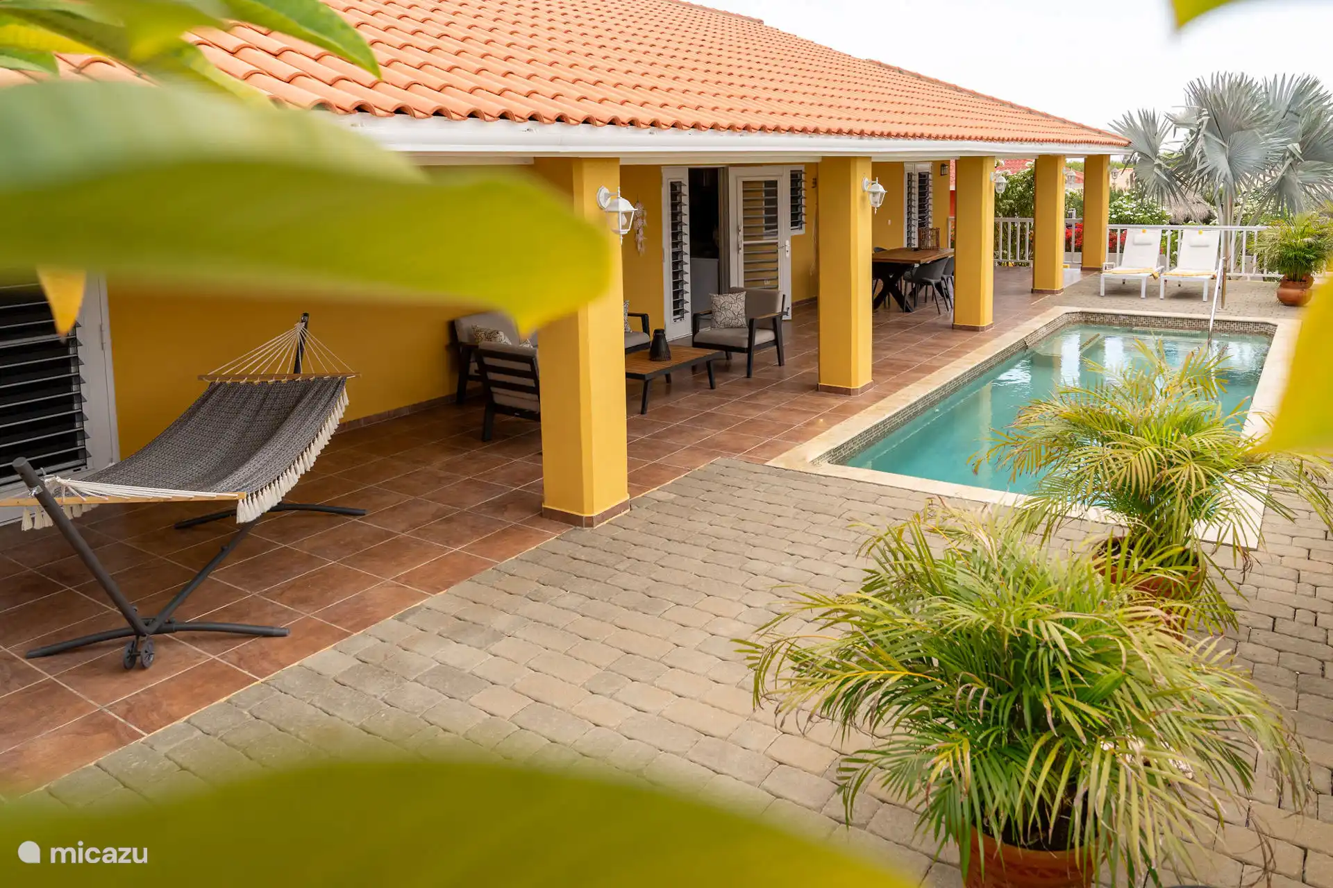 Geräumige Veranda auf der Poolseite.