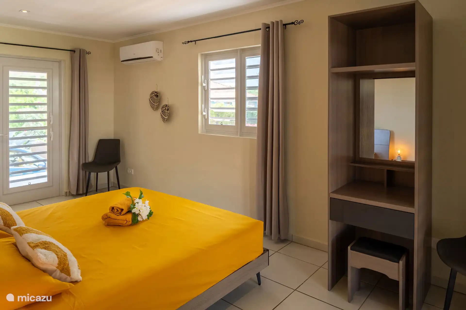 Geräumiges Schlafzimmer.