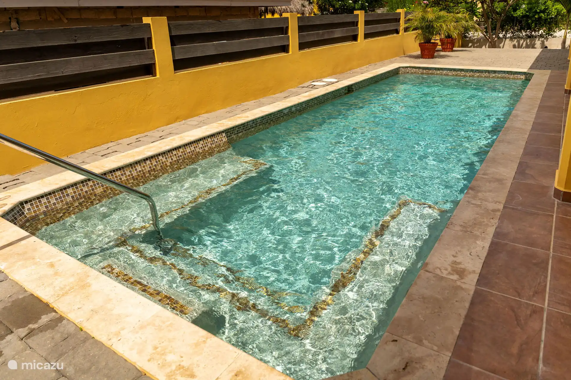 Geräumiges Schwimmbad.