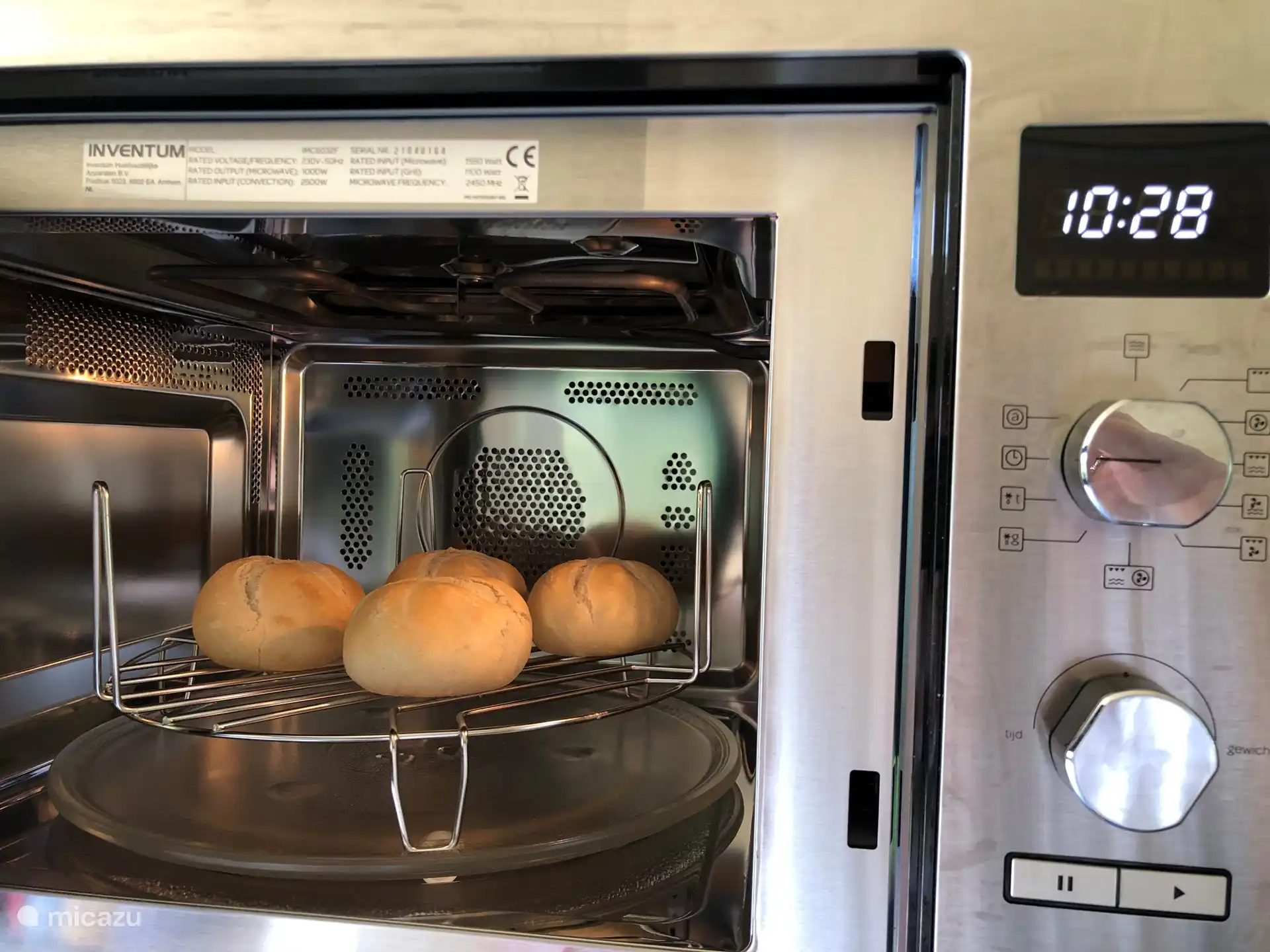 zelf broodjes afbakken in de oven.