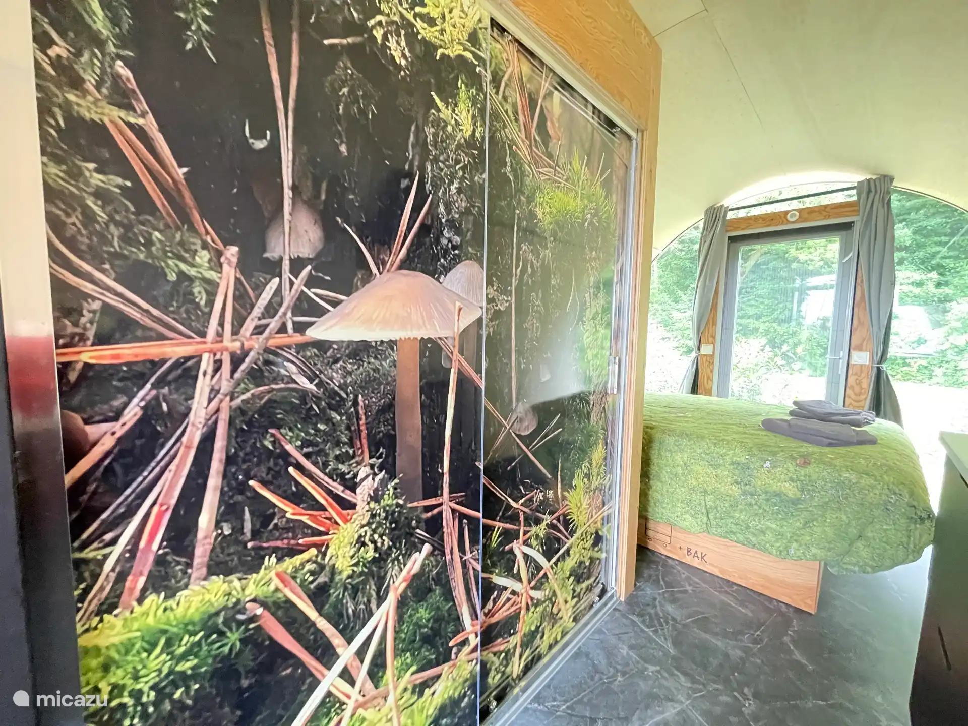 achter de print bevindt zich de douche en het toilet