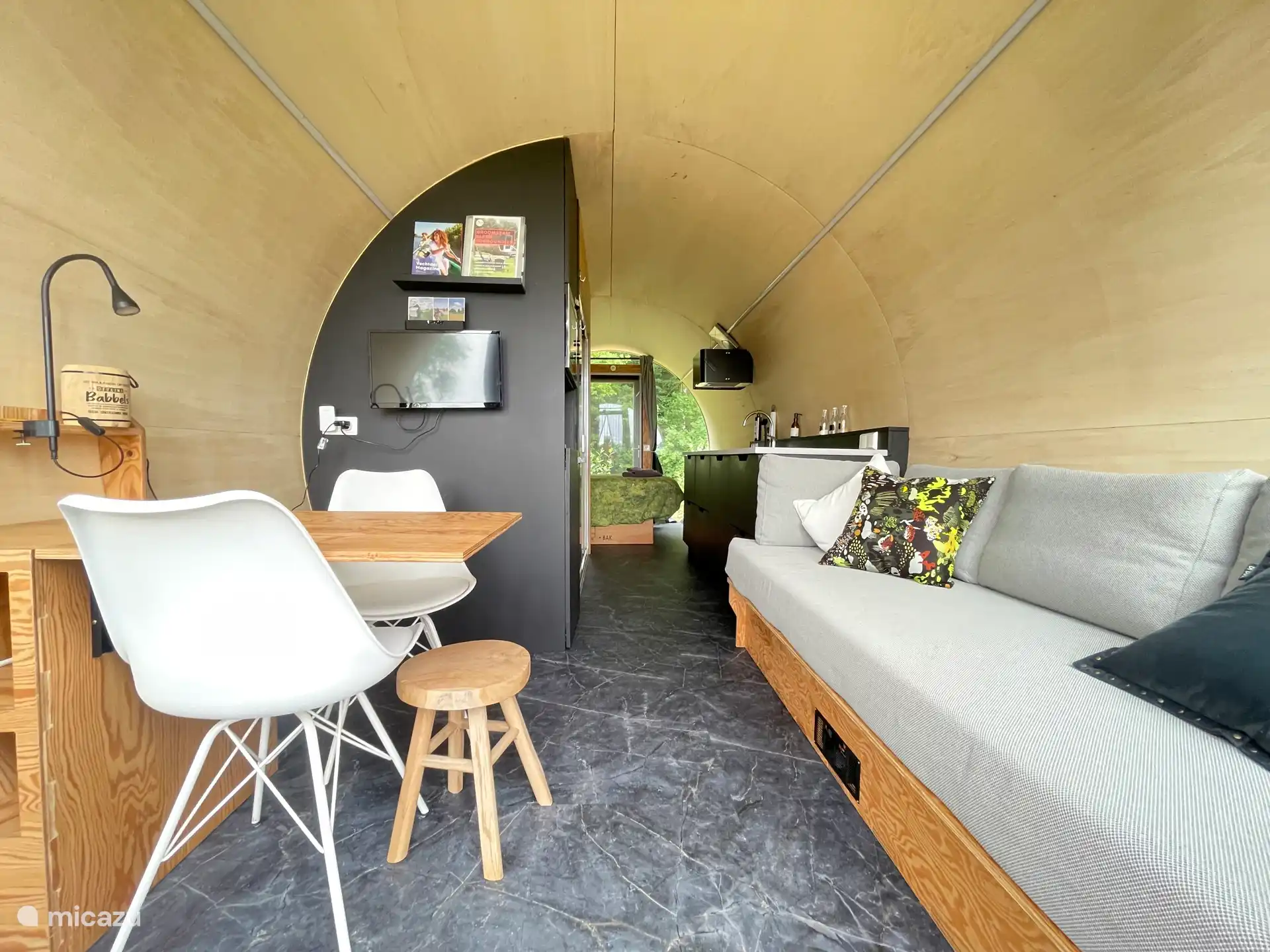 alles aanwezig om heerlijk binnen te vertoeven als het moet met grote raampartijen waar veel licht naar binnen valt.