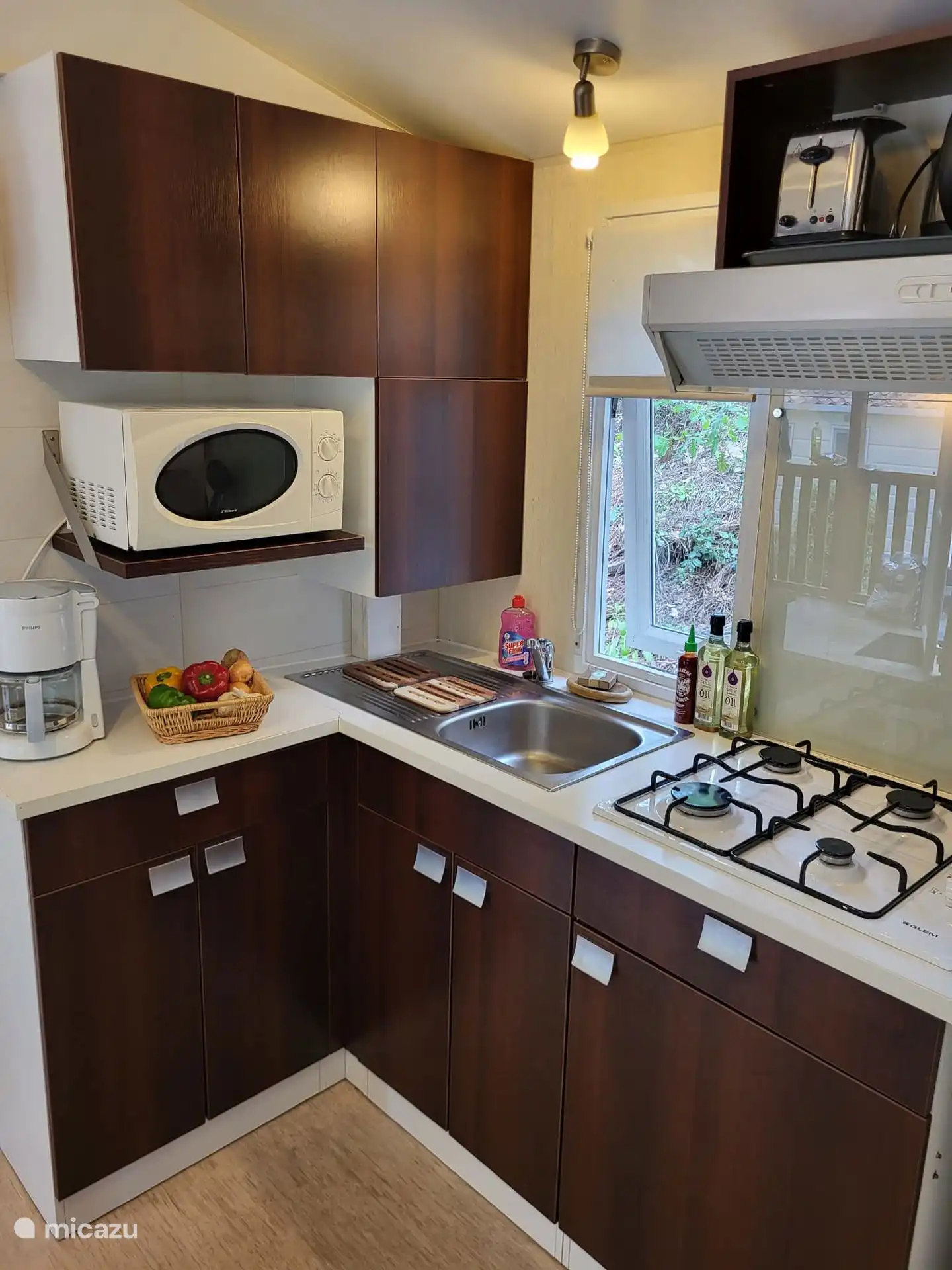 Die Küche ist komplett ausgestattet