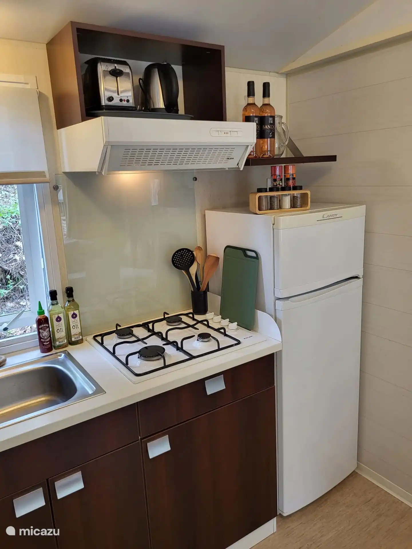 Moderne, funktionale Küche mit Kühlschrank mit Gefrierfach.