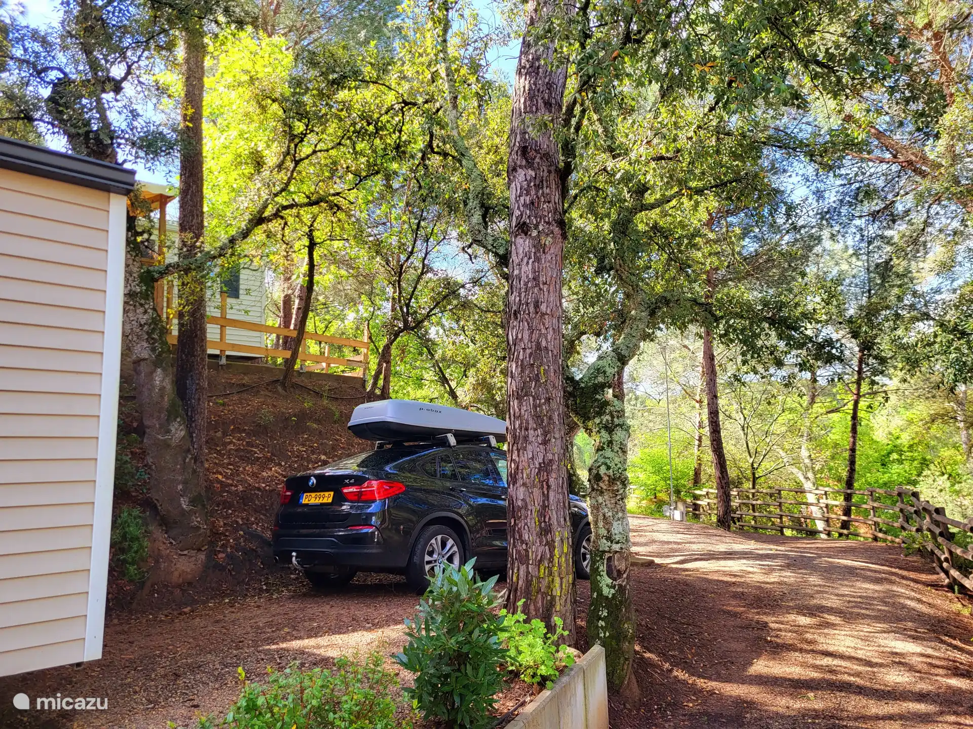 Privater Parkplatz hinter dem Mobilheim