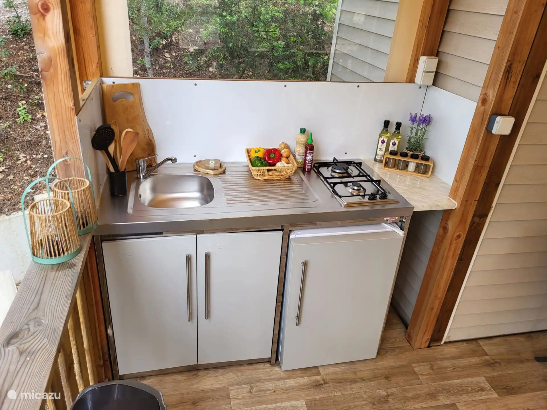 Schöne Außenküche mit 2. Kühlschrank