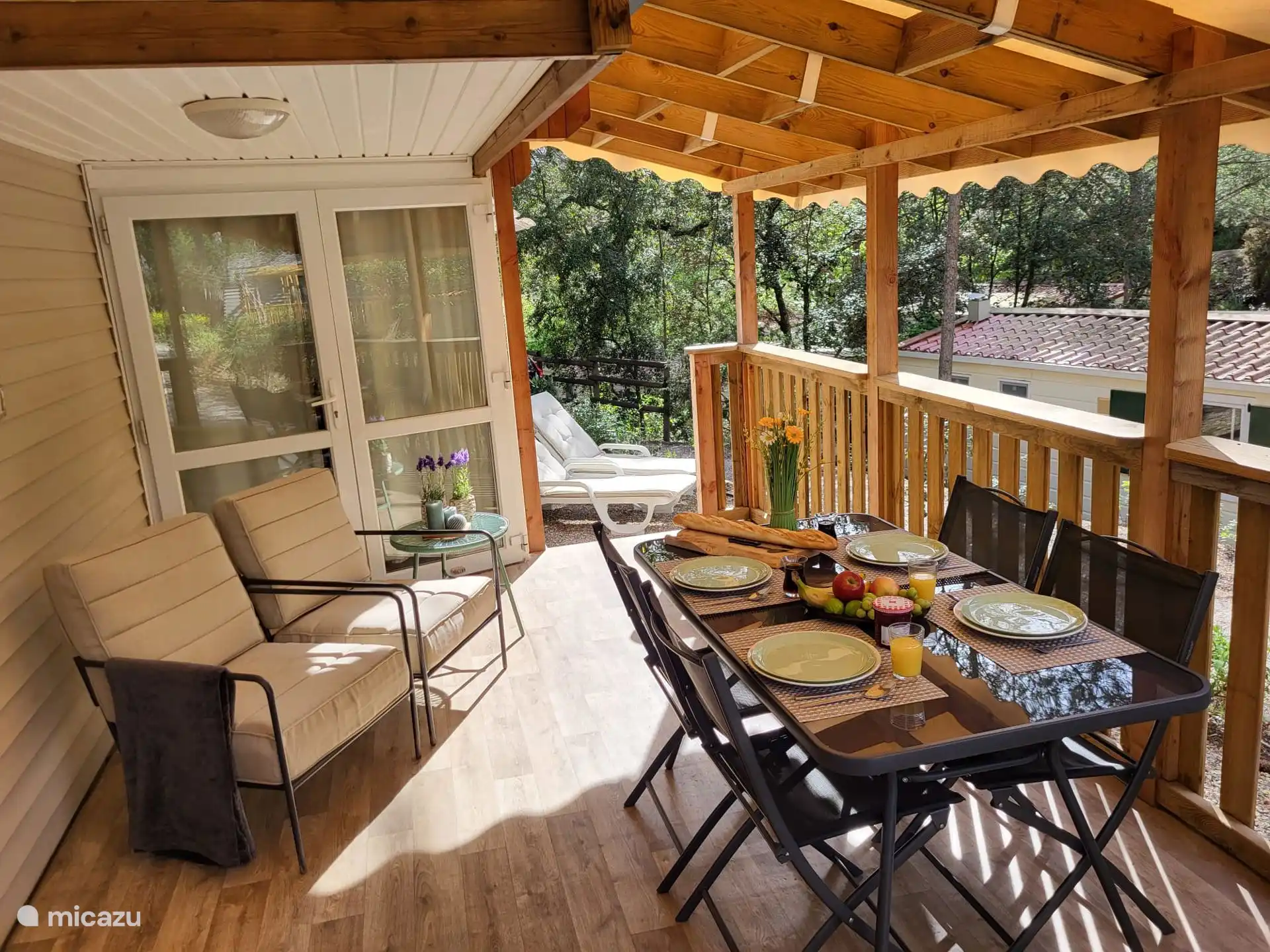 Ob gemeinsames Essen im geräumigen Essbereich oder Faulenzen, auf der geräumigen Veranda ist alles möglich