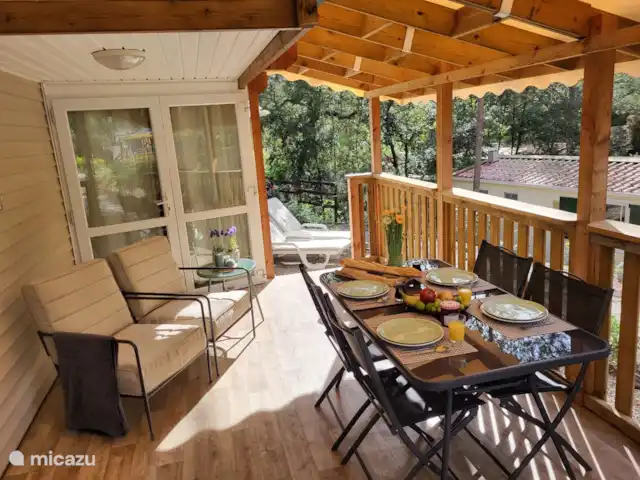 Mobil-home Lei Suves **** | France, Côte d'Azur, Roquebrune-sur-Argens - mobil-home Qu’il s’agisse de manger ensemble dans la salle à manger spacieuse ou de se prélasser, tout est possible sur la véranda spacieuse