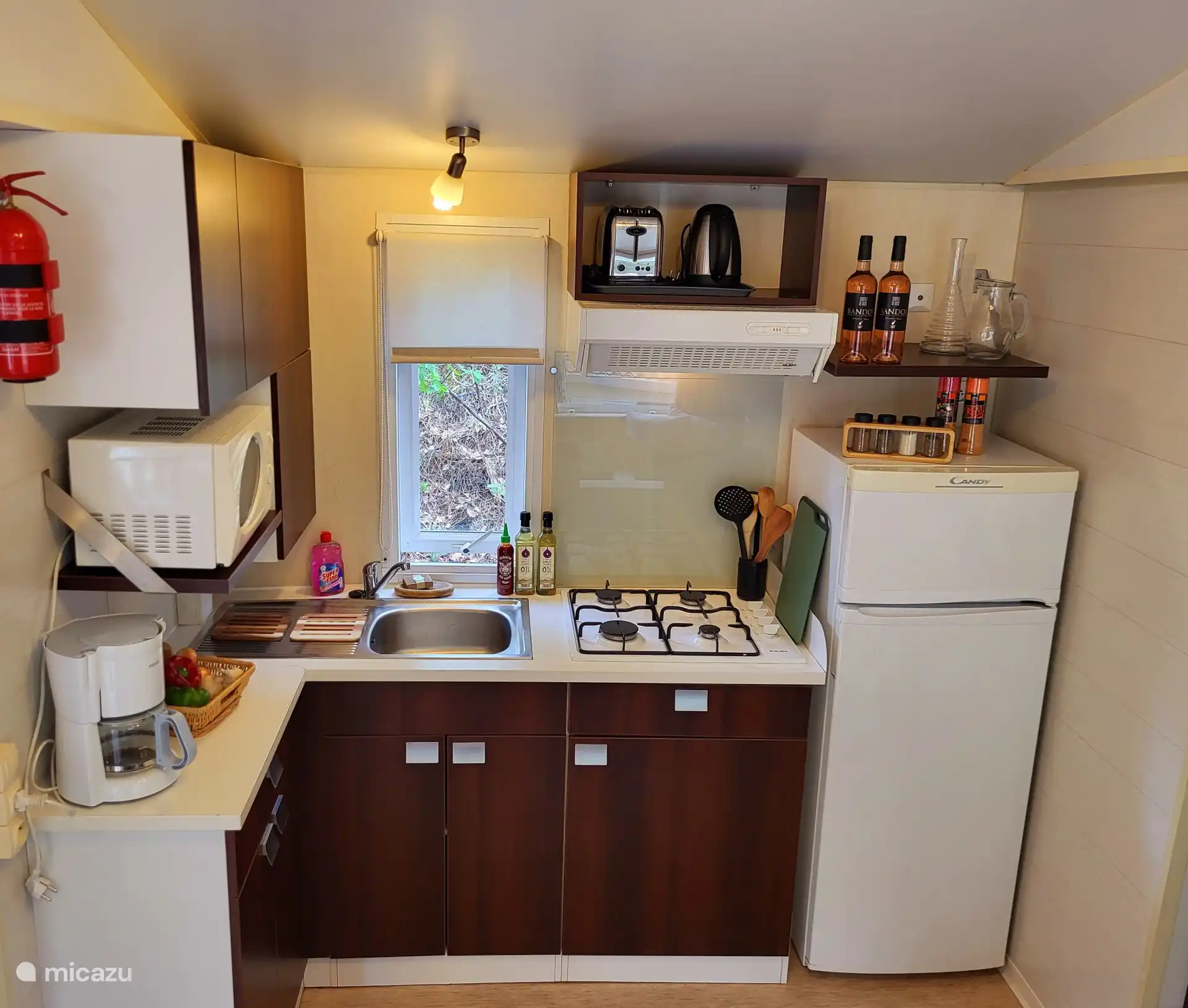 Geräumige Küche mit Gasherd, Kühlschrank und Mikrowelle