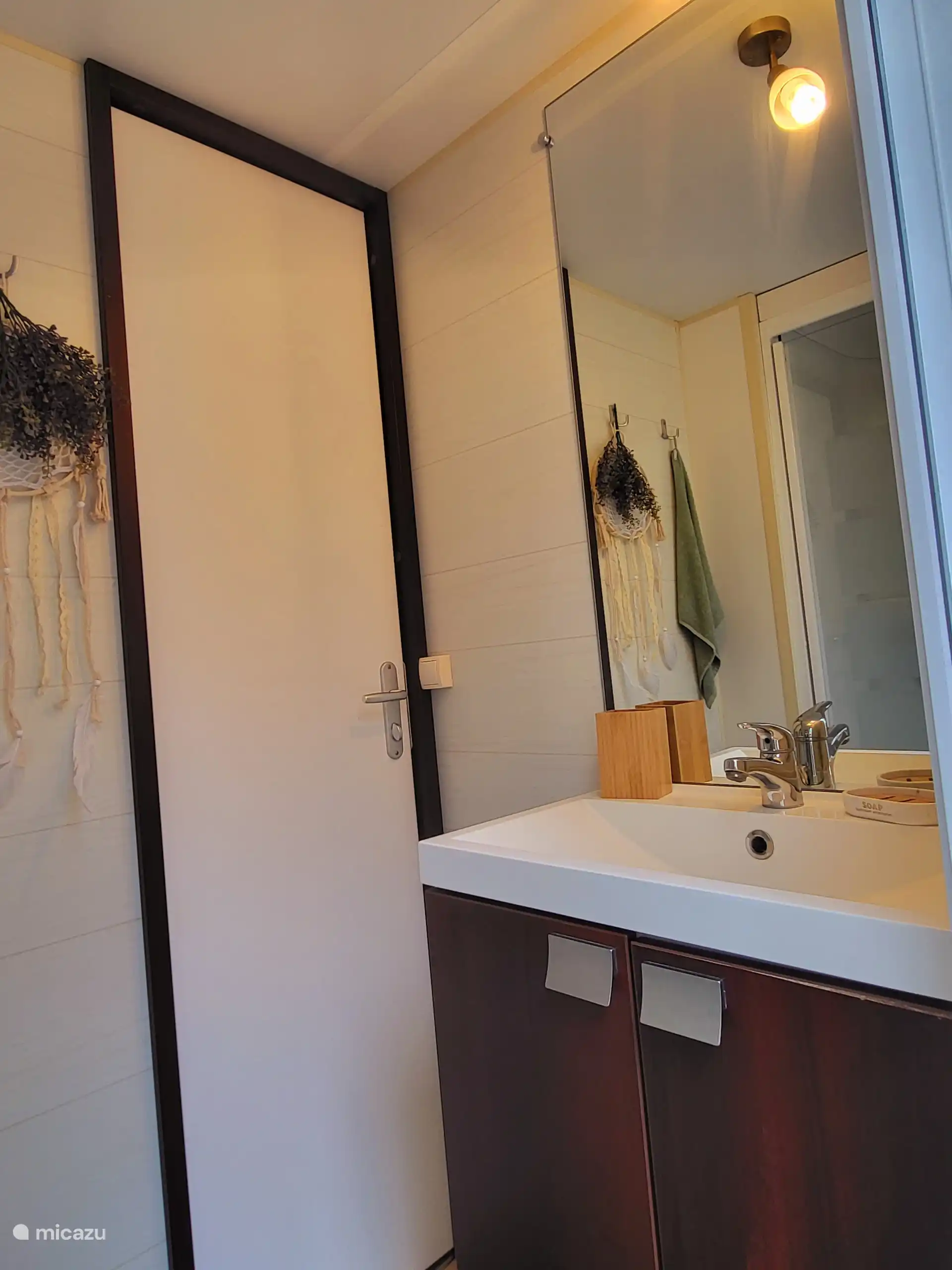 Waschbecken mit viel Stauraum