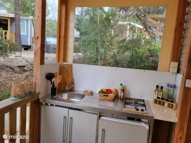 Mobil-home Lei Suves **** | France, Côte d'Azur, Roquebrune-sur-Argens - mobil-home Préférez cuisiner à l’extérieur, c’est possible !