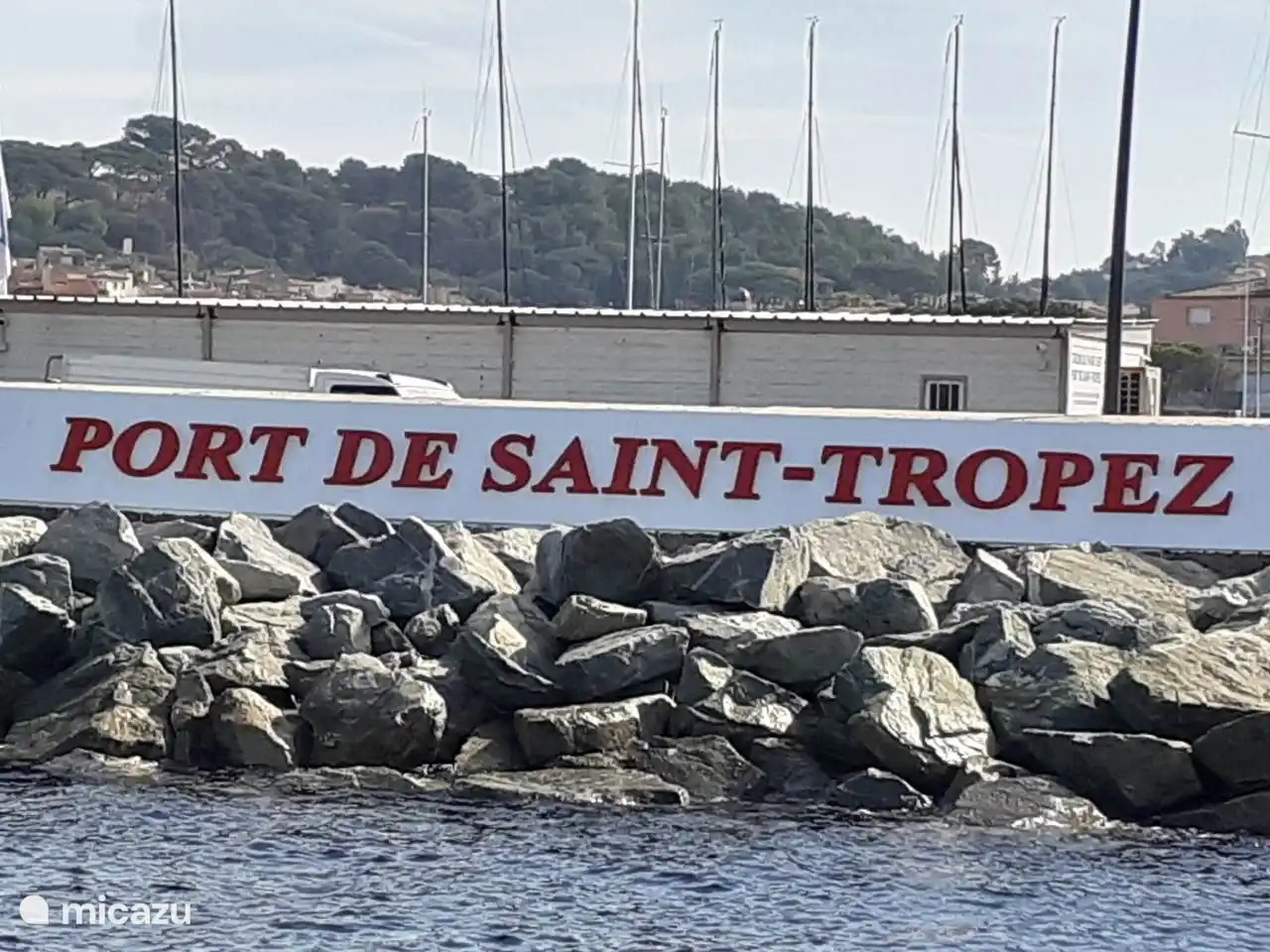 Werfen Sie unbedingt einen Blick auf den Hafen von St. Tropez. Was für eine Pracht...