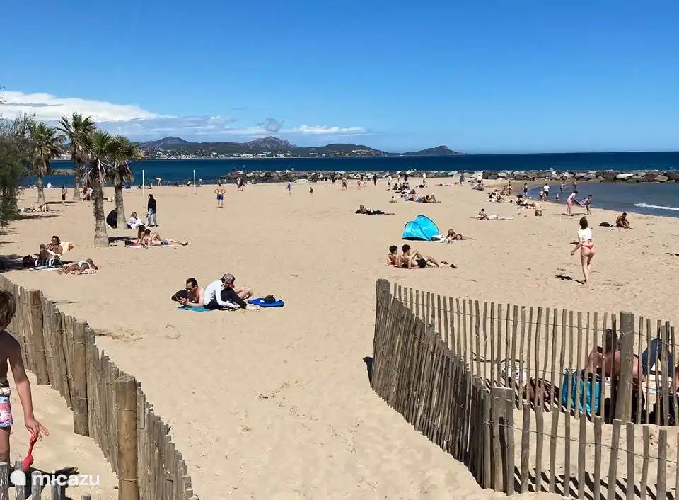 Schön, während eines Tages am Strand Platz zu haben. Es gibt sie immer noch!