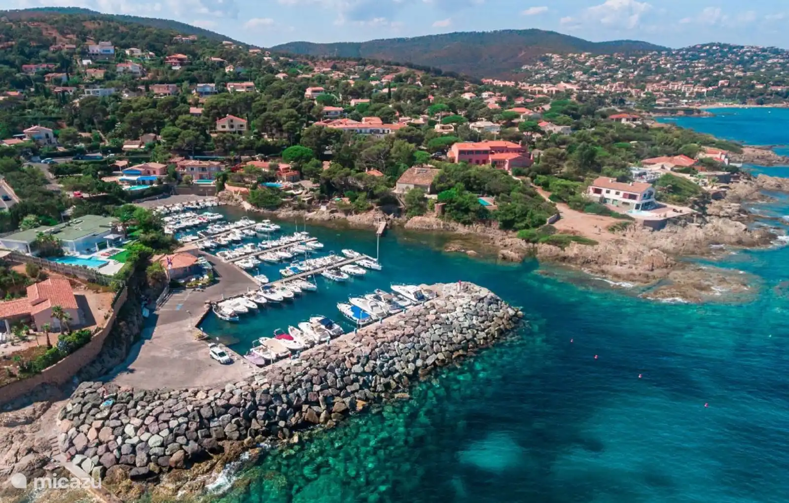 Einer der vielen schönen Häfen an der Küste. 