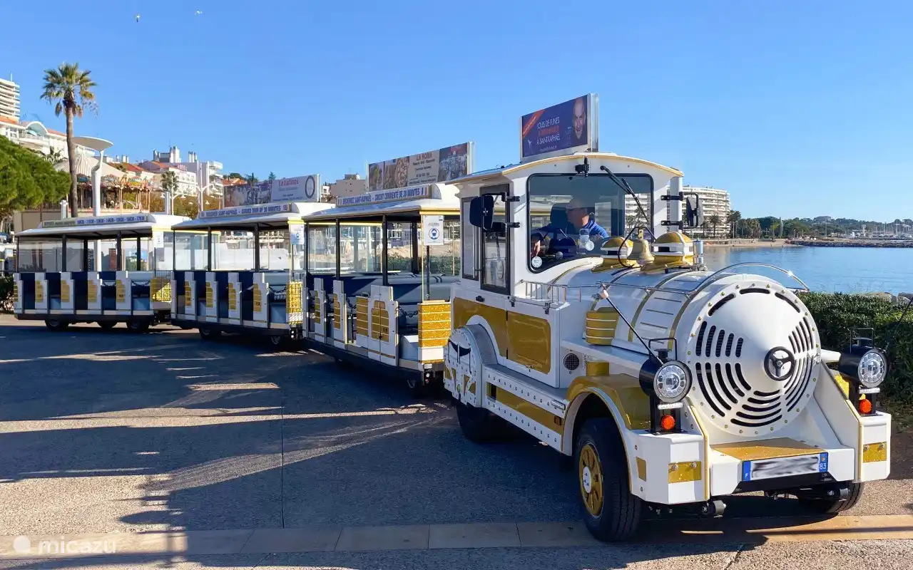 Zug entlang der Küste