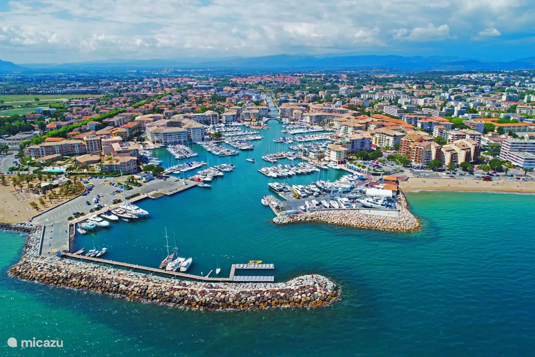 Wassersport ist an der Küste unverzichtbar. Es macht immer Spaß, etwas zu tun oder zuzuschauen. Fühlen Sie sich frei, ein Boot zu mieten.