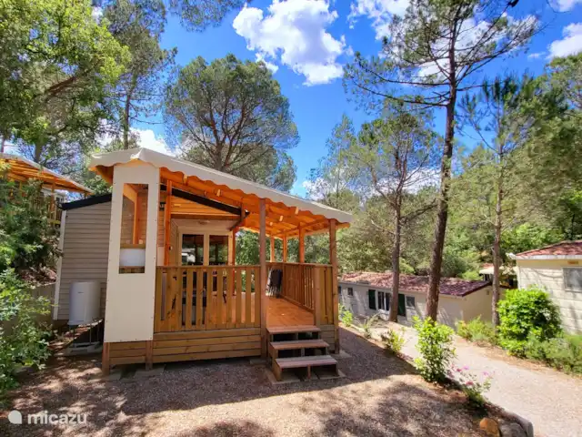 Mobil-home Lei Suves **** | France, Côte d'Azur, Roquebrune-sur-Argens - mobil-home Belle terrasse ensoleillée avec cuisine extérieure. Le mobil-home est équipé de la climatisation.