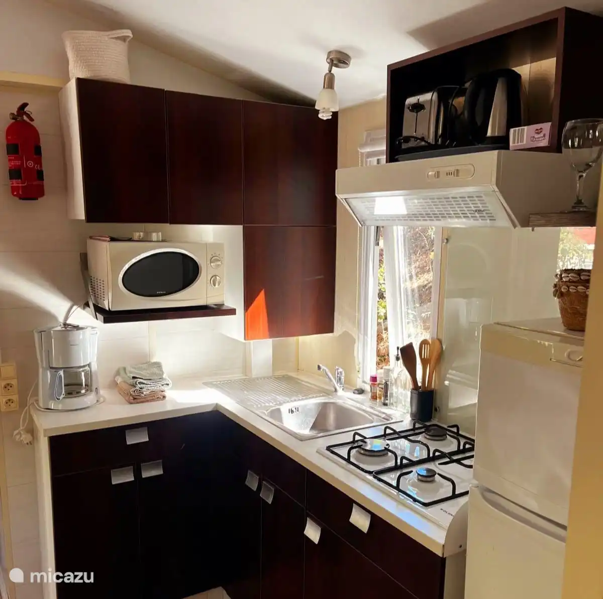 Die Küche ist komplett ausgestattet. 