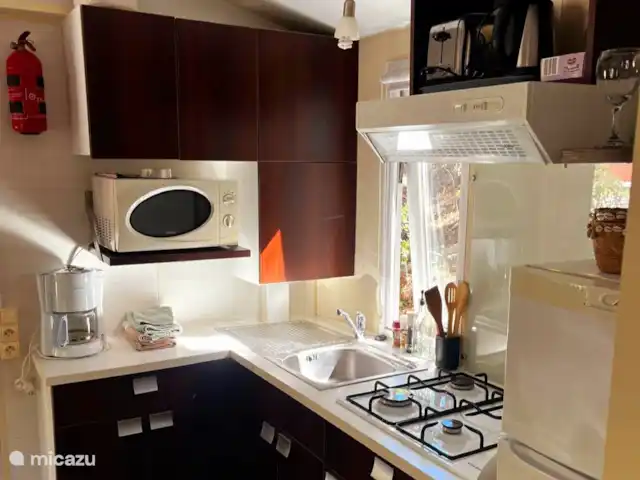 Mobil-home Lei Suves **** | France, Côte d'Azur, Roquebrune-sur-Argens - mobil-home La cuisine est entièrement équipée.