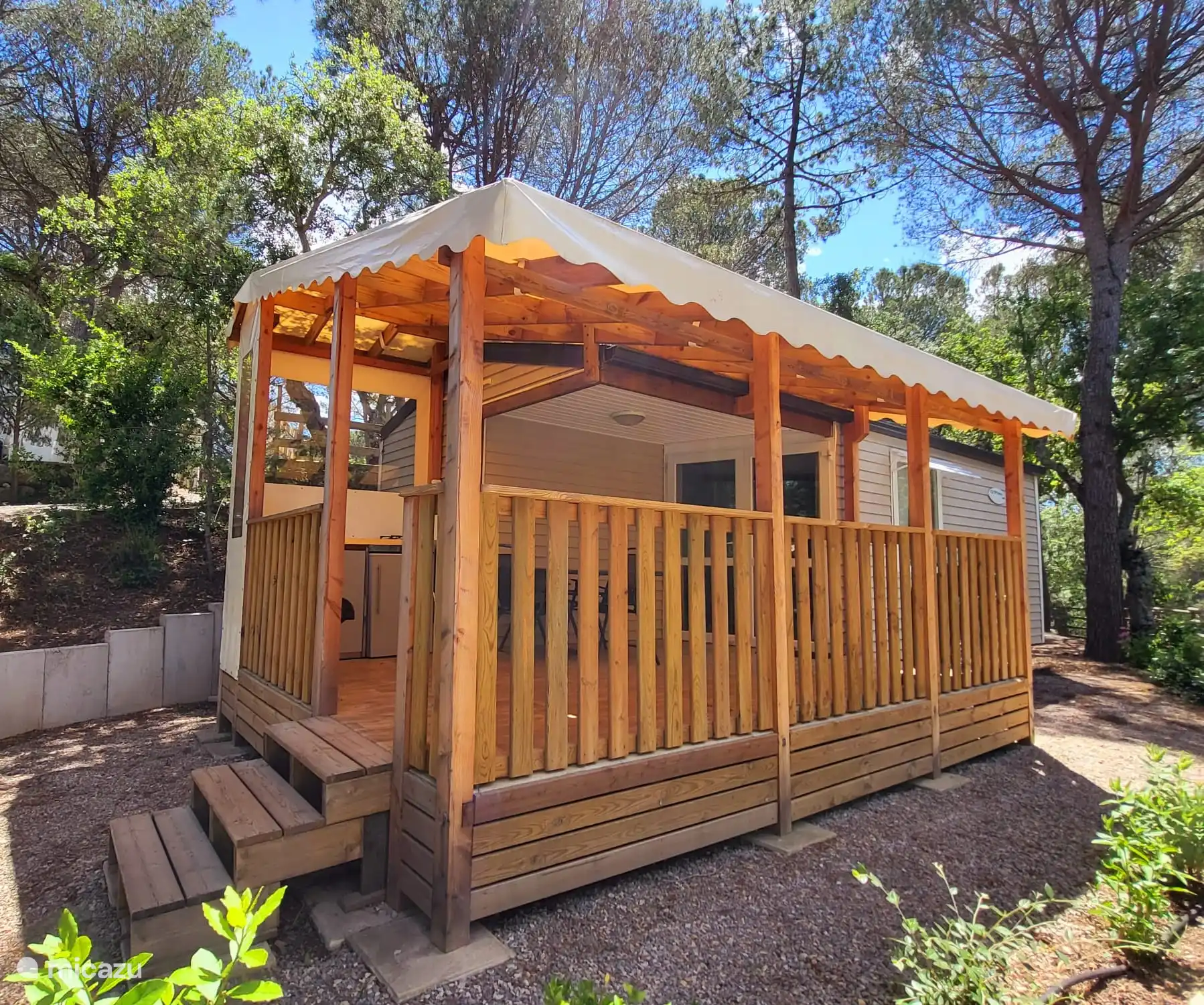 Das Sonnendeck bietet viel Schatten. Lust auf die Sonne? Suchen Sie sich ein schönes Plätzchen im großzügigen Garten.