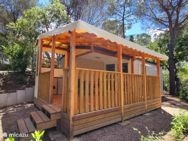 Mobil-home Lei Suves **** | France, Côte d'Azur, Roquebrune-sur-Argens - mobil-home La terrasse ensoleillée offre beaucoup d’ombre. Envie de soleil ? Trouvez un endroit agréable dans le grand jardin.