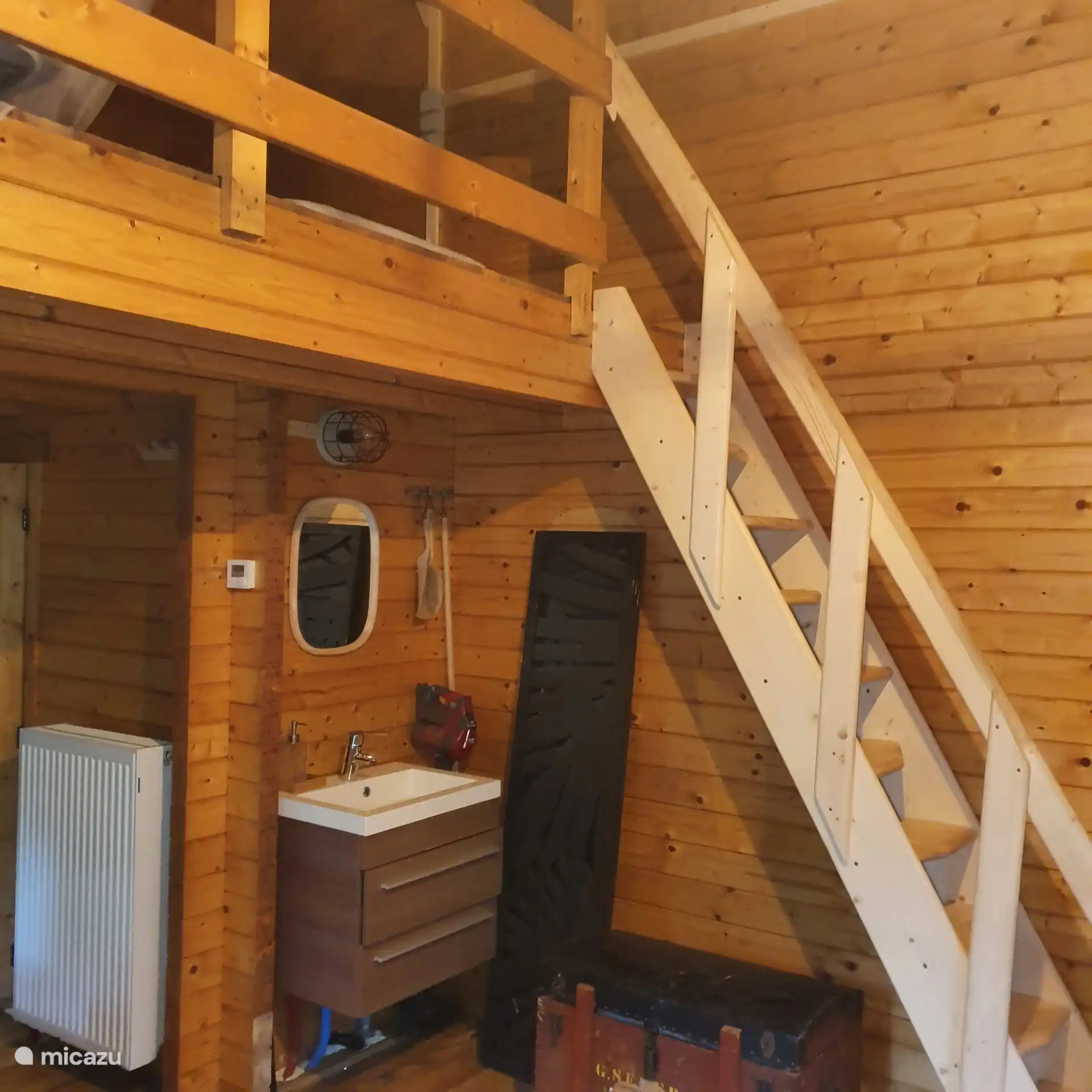 Escaleras al desván y al rincón de lavandería