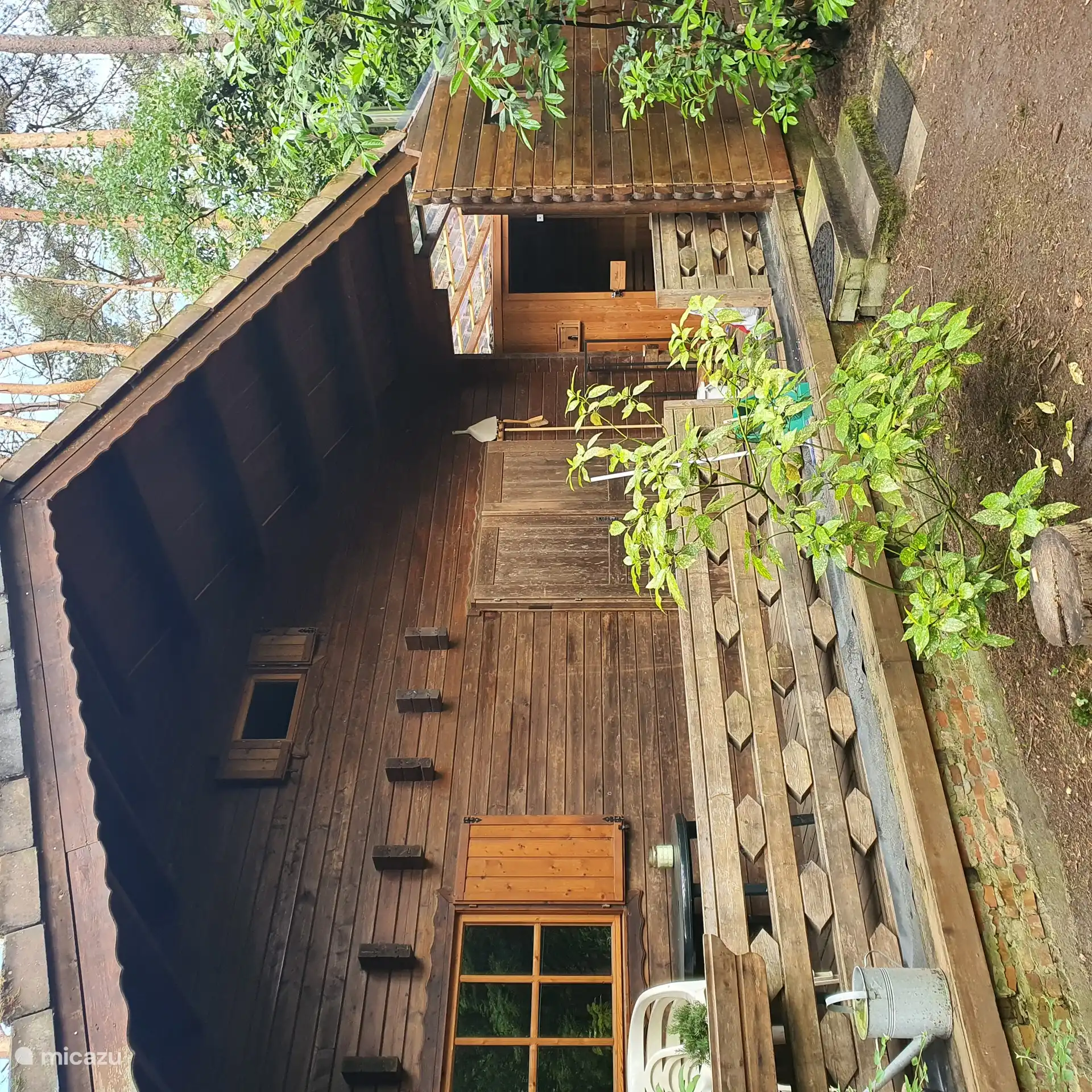 La terraza con sauna de leña.