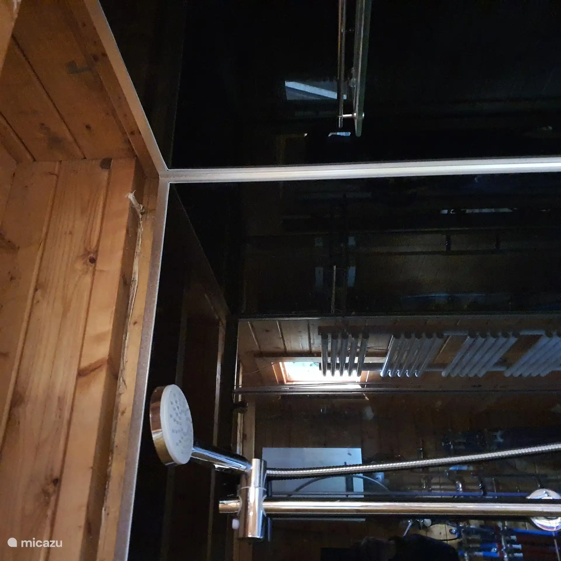 Cabina de ducha interior. Disfruta de una ducha caliente después de usar la sauna o de un paseo por el bosque