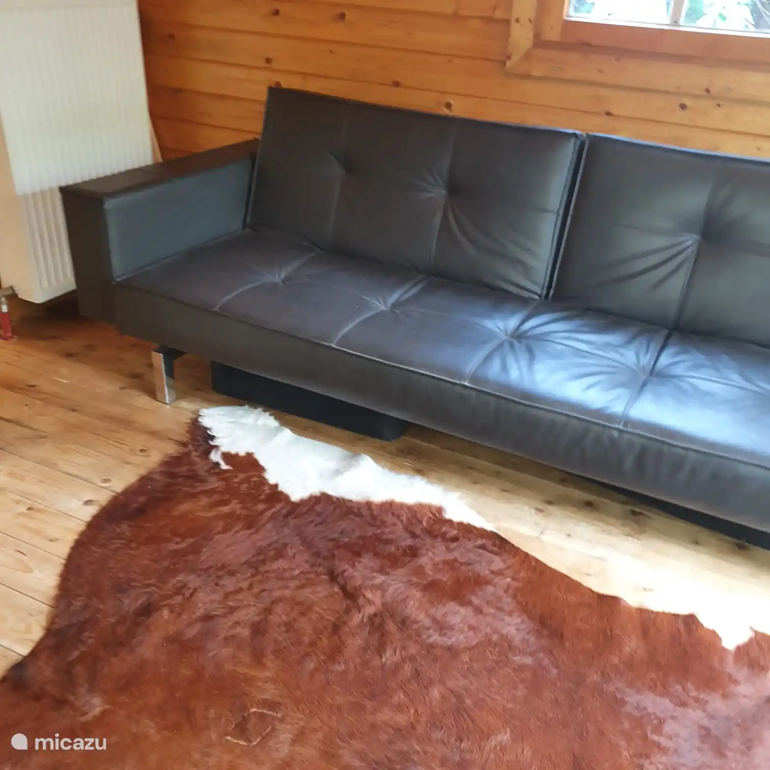 Sala de estar con sofá para 4 personas donde también se puede hacer un precioso sofá cama para 1 persona.