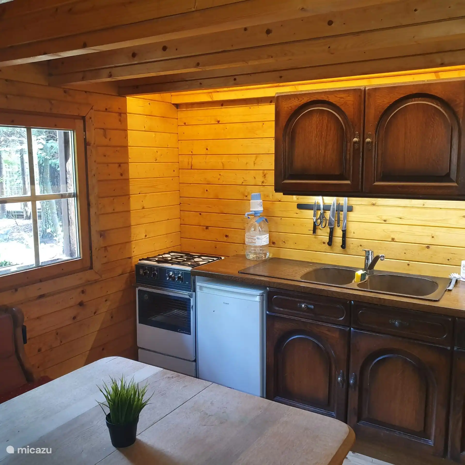 La cocina con una estufa de gas española y horno de gas. El lavado tiene que hacerse a mano porque nos gusta contaminar lo menos posible.