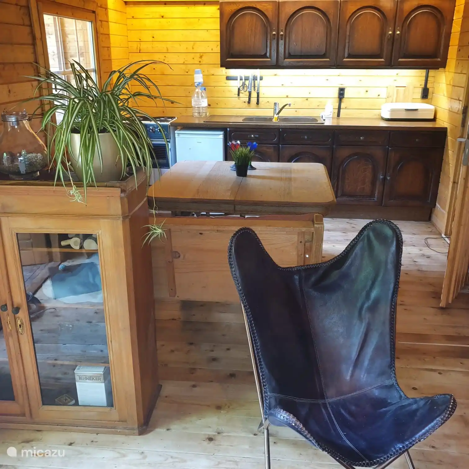 Puedes ver esto cuando entras y miras a la izquierda. La cocina, el comedor y a la derecha en la cocina se ve la puerta del baño/aseo.