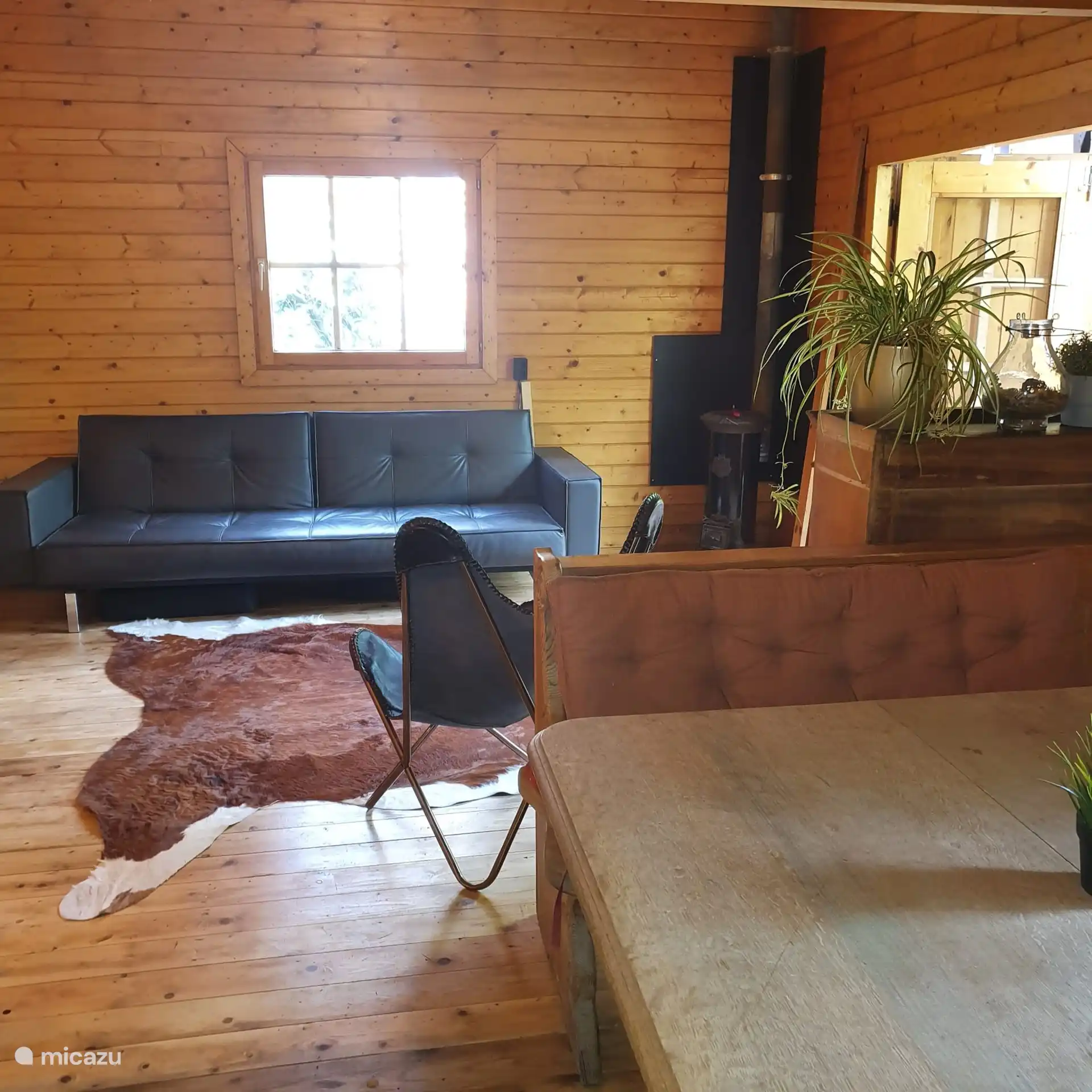 Salón visto desde la cocina. Con la estufa de leña a la derecha en la foto. Por supuesto, también hay un sistema de calefacción central de gas para los días fríos.